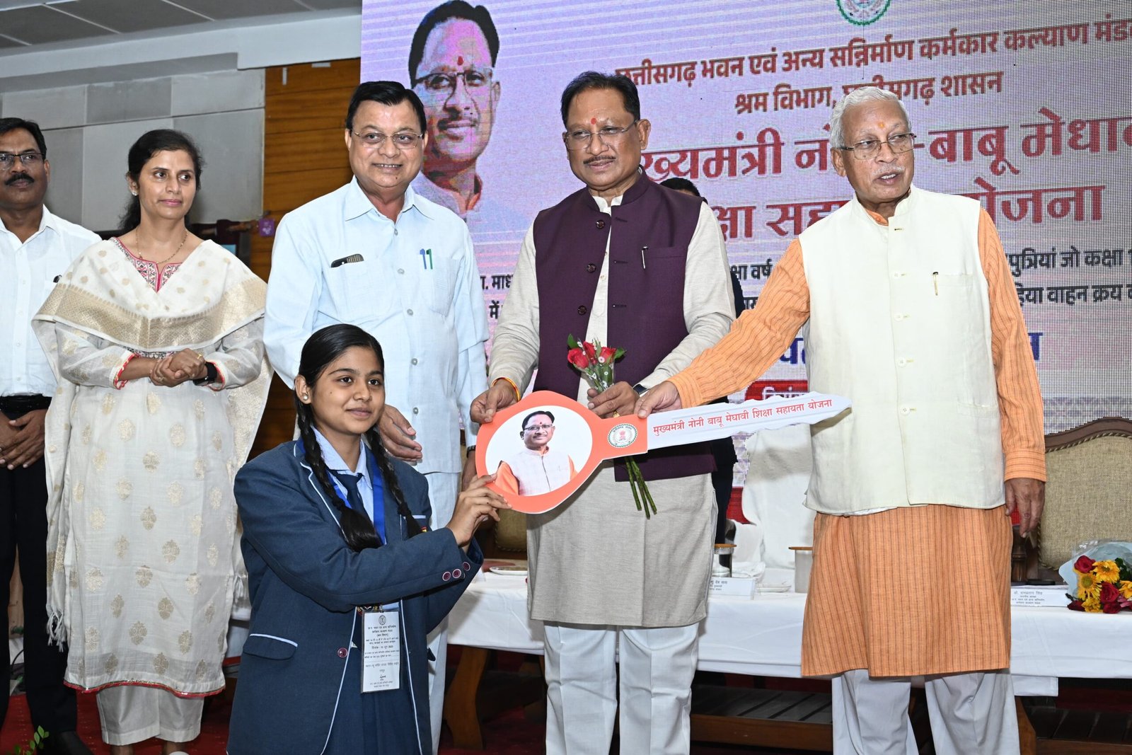 CM के हाथों 31 मेधावी श्रमिक बच्चों को मिली 2-2 लाख की प्रोत्साहन राशि, श्रमिकों के खातों में 19.71 करोड़ ट्रांसफर