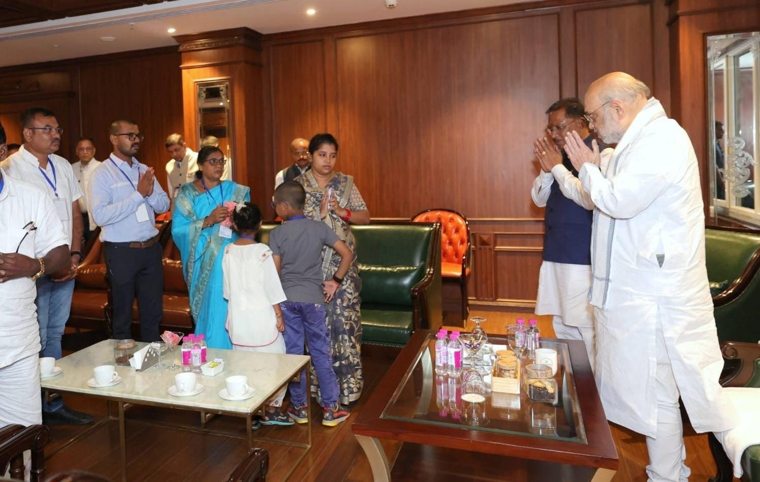 शहीद आकाश राव गिरिपुंजे के परिजनों से केंद्रीय गृह मंत्री अमित शाह ने की मुलाकात.. शाह बोले- सरकार आपके साथ खड़ी हैं हर कदम