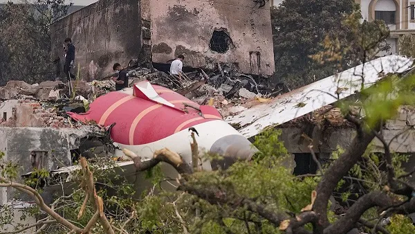 Air India Plane Crash: मरने वालों की संख्या हुई 274, शवों की शिनाख्त के लिए DNA सैंपलिंग